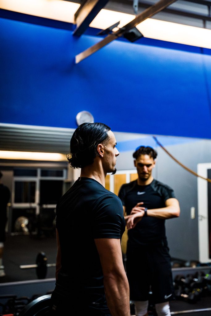 Athlet beim Rücken Training im Gym