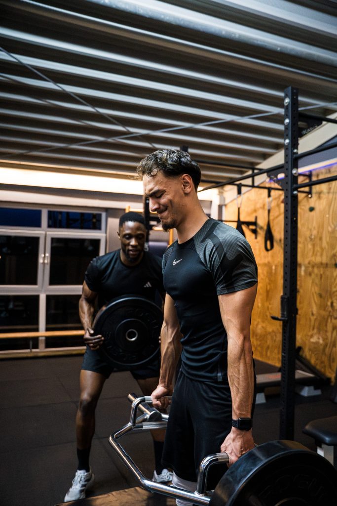 Athlet beim Schultertraining mit Langhantel