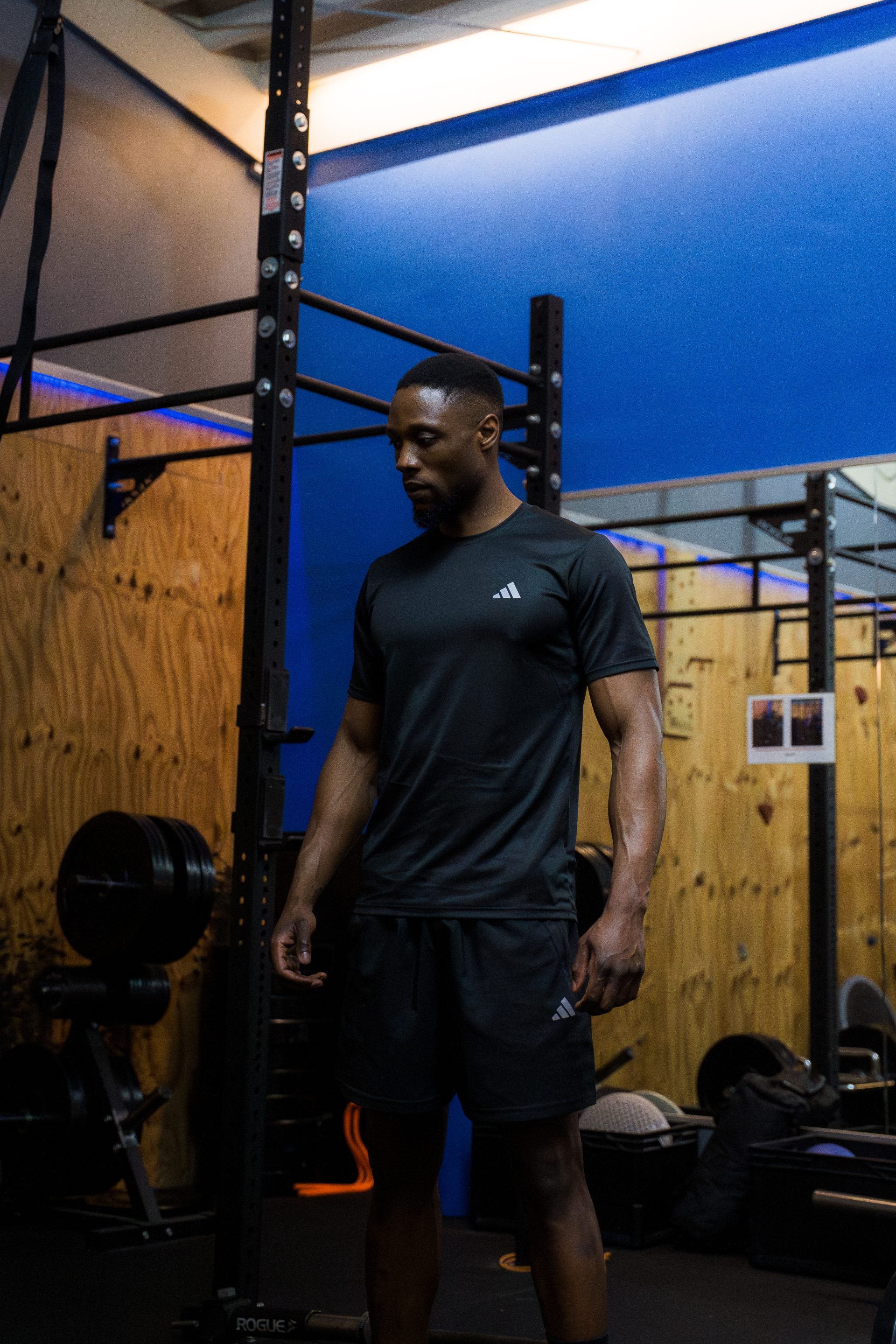 Sportler im Krafttraining mit Fokus auf Performance