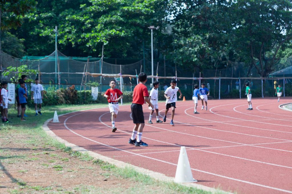 Eine Gruppe Kinder, die auf einer Laufbahn herumlaufen
